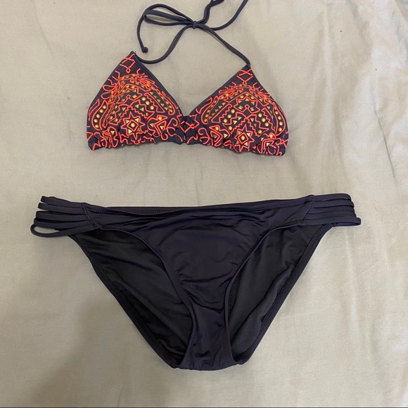 Threaded Artwork Bikini - Picture 2 of 10